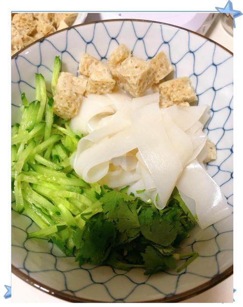 【万花筒#86】失重面筋与重力酱汁：冰箱边角料凉皮VR烹饪日志