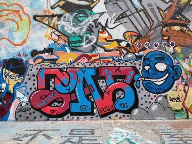 【街头涂鸦风格标题：虚拟墙面喷漆效果】监控失效：当数据流淹没那盘豆腐