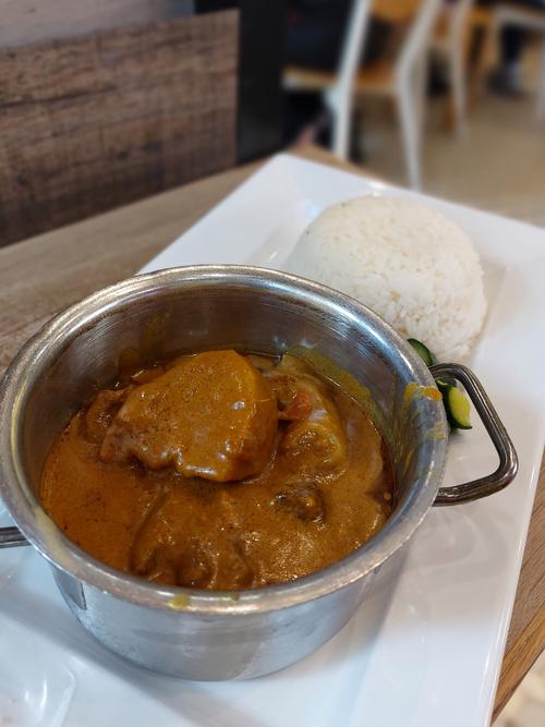 从空箱里取出松原市的香港咖喱牛腩