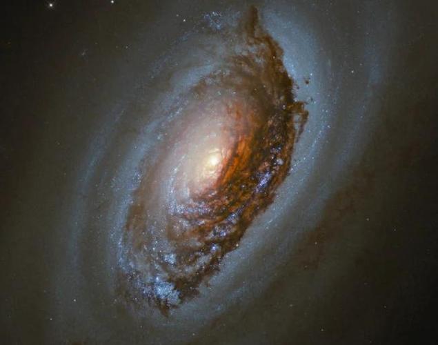 从蓝丝巾里抽出的红丝巾：当冰箱宇宙的暗物质开始发光