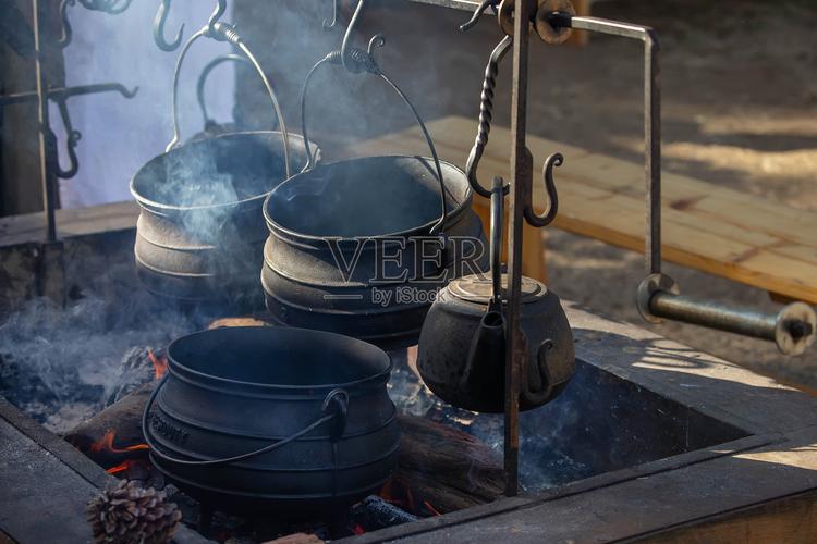 从铸铁锅上方升起的螺旋状烟雾