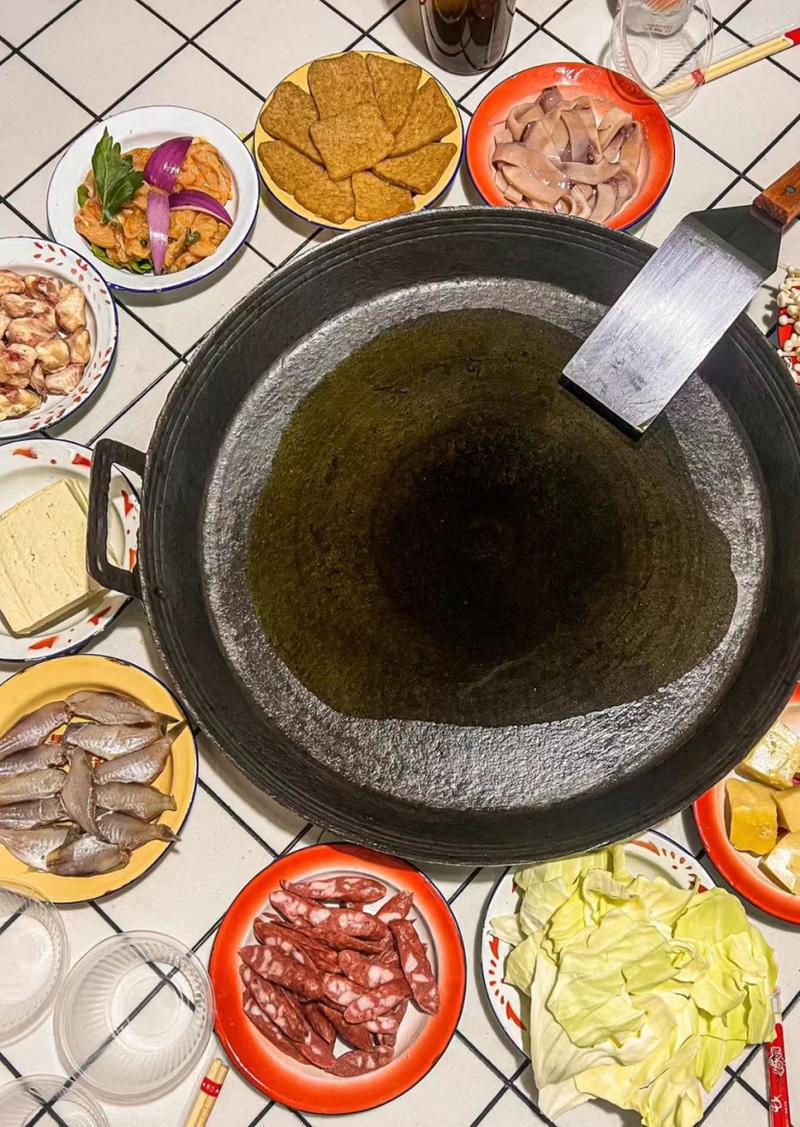 从青铜鼎中取出的六盘水烙锅