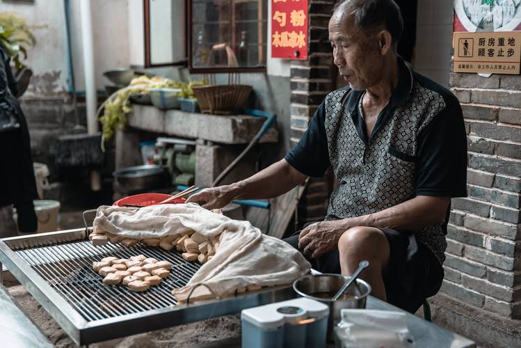 从麻袋到砂锅：一次灰豆子的厨房逃脱术