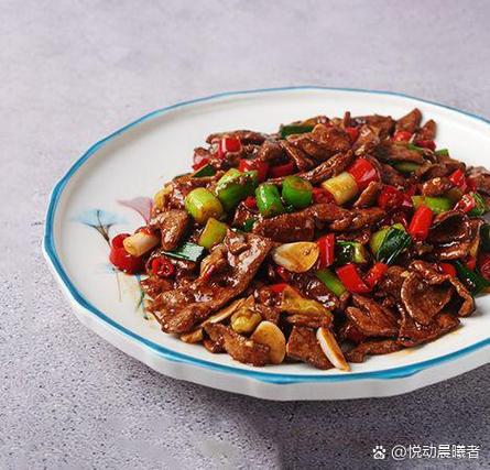 在火焰中解构边界：湘西土匪猪肝的跨文化重组实验