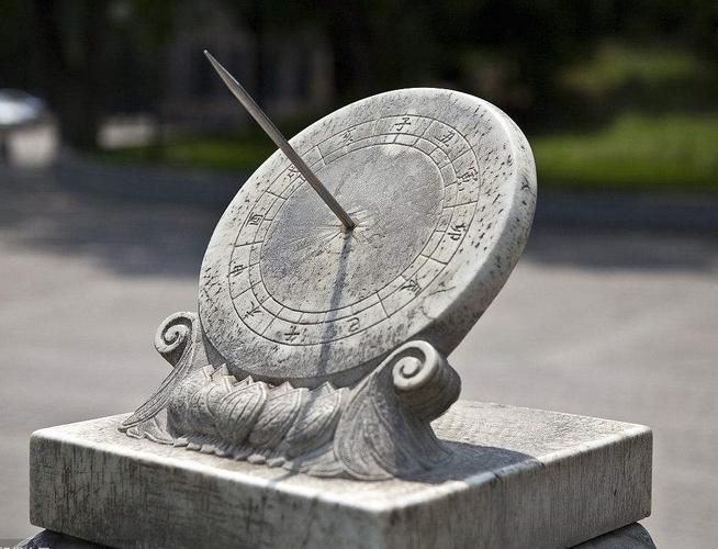 日晷投影：申时三刻的感官交换与结构设计