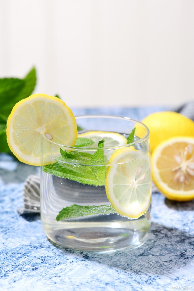 柠檬水悬浮于断电的冰箱之上，过敏者凝视着这违反物理定律的清凉