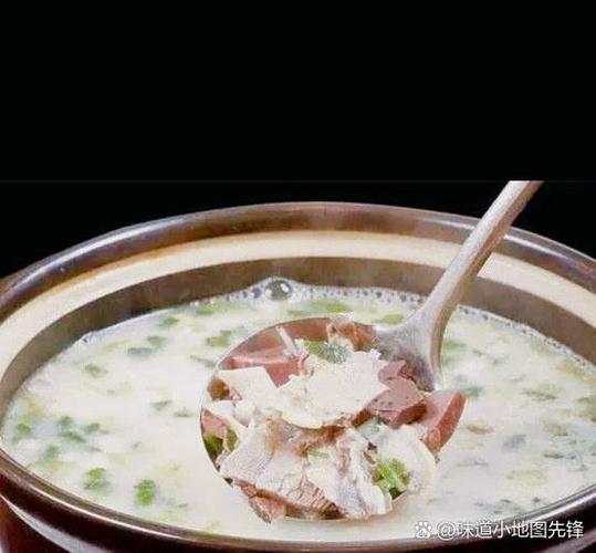 注意看，这个男人正在从混乱中凭空变出一锅羊肉汤